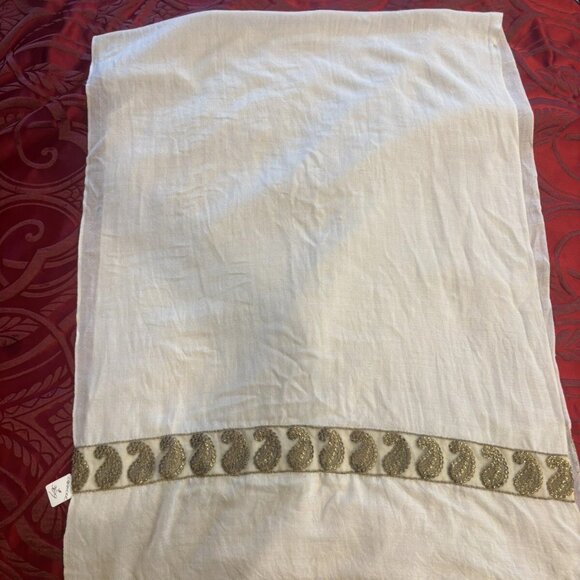 NWT Yatra Handcrafted Ivory Cashmere Pashmina w/ Gold Paisley Embellishment - Picture 1 of 3